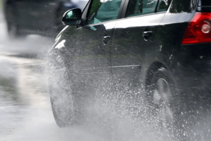 Traffic: Wet roads, no border delays