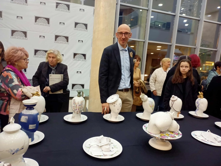 Отворена изложбата „Куќа на порцеланот“ на Филип Фидановски