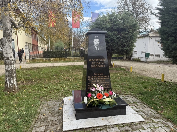 Положено цвеќе пред споменикот на Драго Маневски, македонски бранител и припадник на безбедносните сили