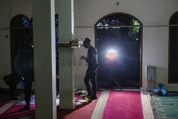 Индонезиската полиција пронашла седум рачно изработени бомби на местото на експлозијата во џамија во Џакарта