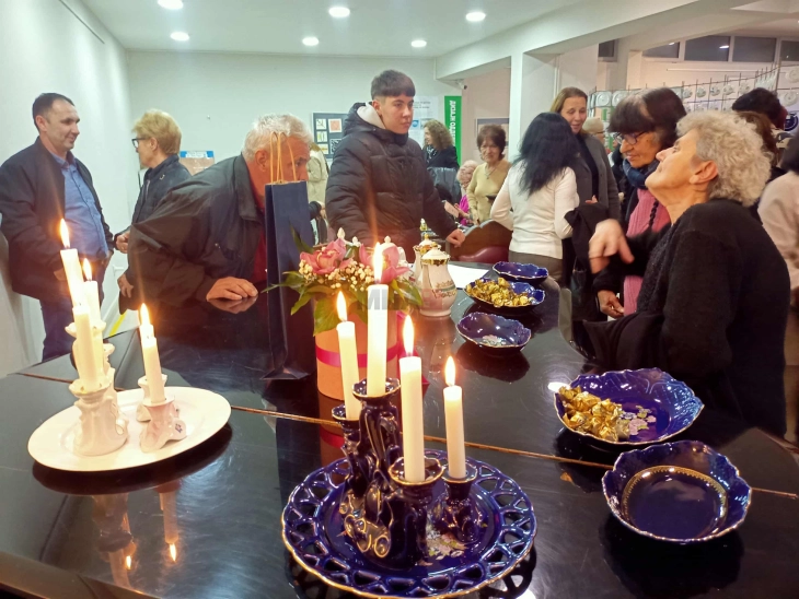 Отворена изложбата „Порцеланови луѓе“ во Велес