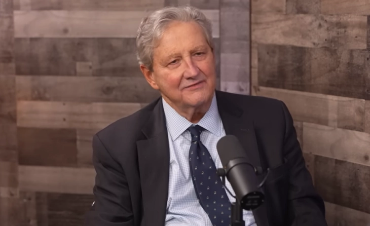 Сенаторот Кенеди: Сенатот е всушност, збир на популарни деца во средно училиште, но во кое никој, никогаш не ја завршува втората година