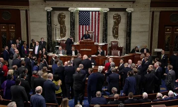 Законот за финансирање на американската Влада, по усвојувањето во Сенатот, денеска ќе биде упатен и во Претставничкиот дом