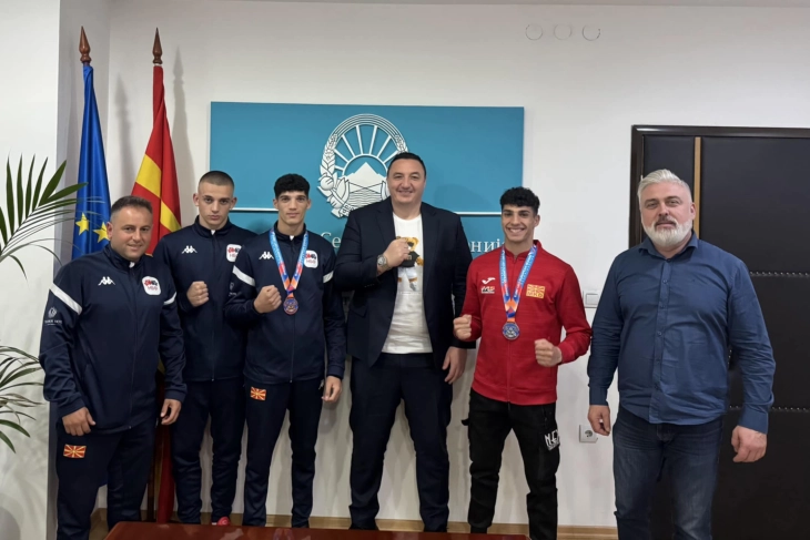 Министерот Борко Ристовски ги пречека македонските боксери по успешниот настап на ЕП (У23) во Ереван