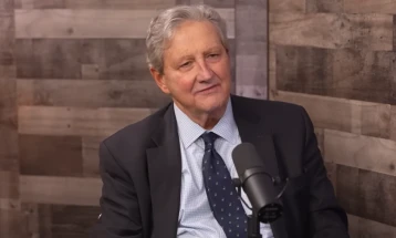 Senatori Kenedi: Senati është në fakt një grupim nxënësish të famshëm të shkollës së mesme, por që askush nuk e mbaron kurrë vitin e dytë