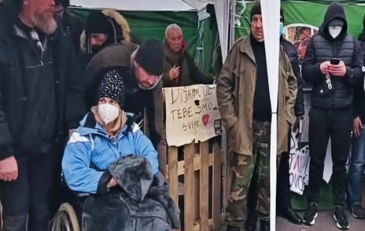 Дијана Хрка вели дека не се откажува од штрајкот со глад пред српското Народно собрание