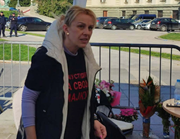 Дијана Хрка се врати од болница, го продолжува штрајкот со глад во близина на Собранието на Србија