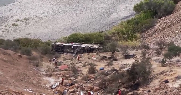 Të paktën 37 persona humbën jetën në Peru pasi një autobus ra në humnerë të thellë 200 metra