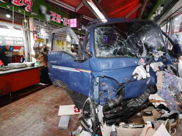 Две лица загинаа, а 18 се повредени кога камион влета во пазар во Јужна Кореја