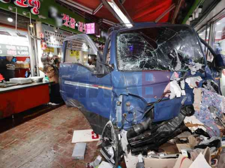 Dy persona kanë humbur jetën, ndërsa 18 u lënduan kur një kamion hyri në tregun e Koresë së Jugut