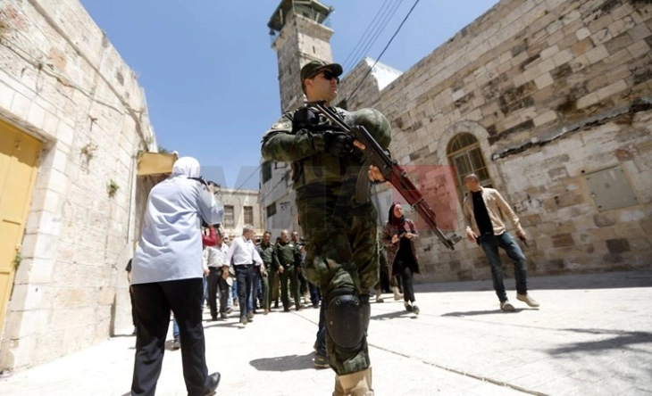 Kolonët izraelitë djegën një xhami në Bregun Perëndimor