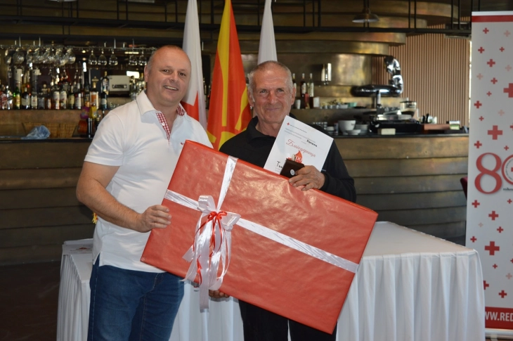 Црвен крст Кочани го одбележа Светскиот ден на крводарителството, Тиме Златков доби признание за 100 пати дарувана крв