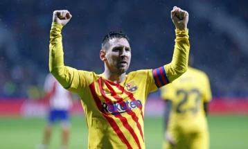 Споменик на Меси пред „Камп Ноу“