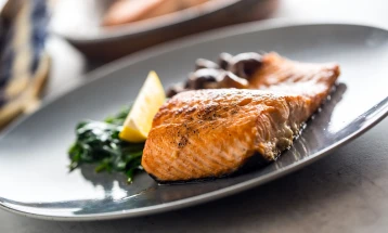 Печен лосос во меден сос