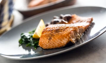 Salmon i pjekur në salcë mjalti