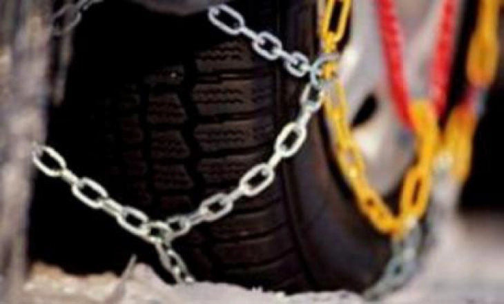 АМСМ: Од денеска законска обврска за зимска опрема за возилата