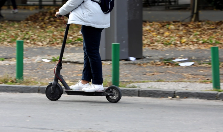 Две малолетнички тешко повредени, паднале од електричен тротинет