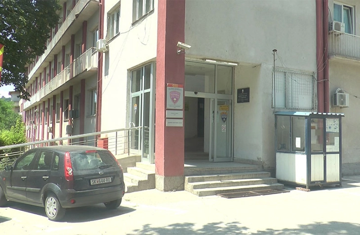 Një 79-vjeçare në Shtip vritet brutalisht, vrasësi e varros në oborr