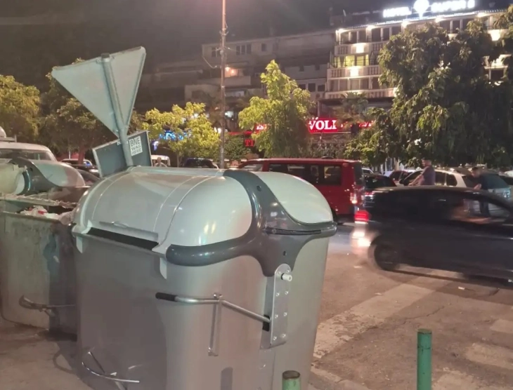 Në Shkup prej sot hyn në fuqi ndalesa për hedhje të mbeturinave prej orës 22:00 deri në orën 06:00