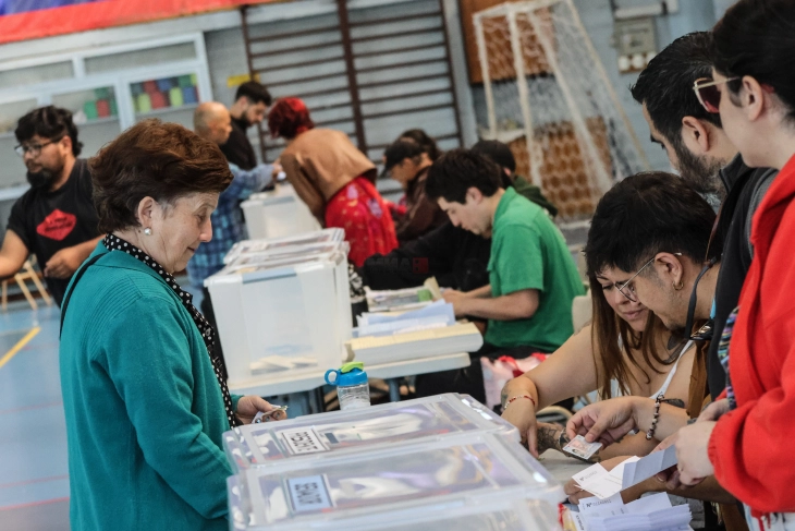 Чиле: Во вториот круг од претседателските избори ќе се соочат комунистката Хара и десничарот Каст