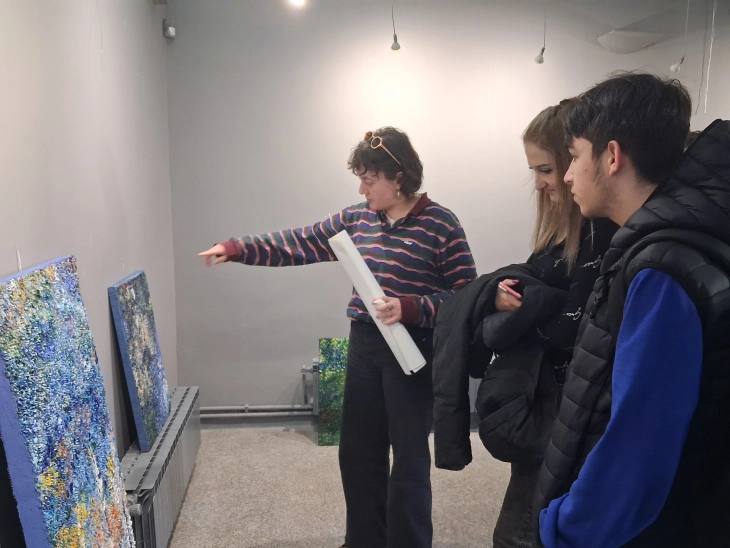 „Скаменети потези: еволуција на формата“, изложба во Битола на уметницата Аница Китаноска