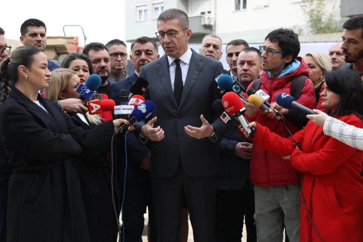 Mickoski: E përmbushëm premtimin, 55 studentë do të marrin nga 15.300 denarë për pajisje elektronike