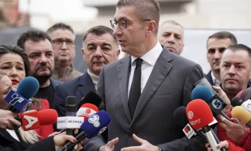 Мицкоски: Го исполнивме ветувањето, 55.000 студенти ќе добијат по 15.300 денари за електронски уреди