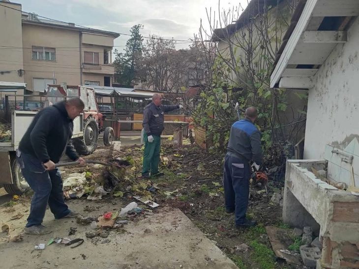Чистење делови од Градскиот пазар во Кочани