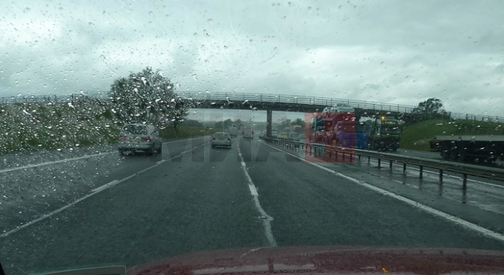 Komunikacioni zhvillohet pa ndërprerë, nëpër rrugë të lagështa