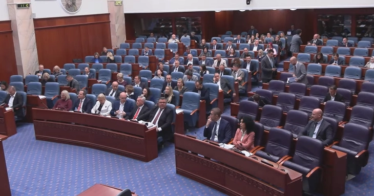 Собранието на еден час пауза по барање на пратеникот Крмов