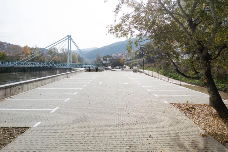 Нов паркинг кај новиот дел од кејот на реката Вардар во Велес