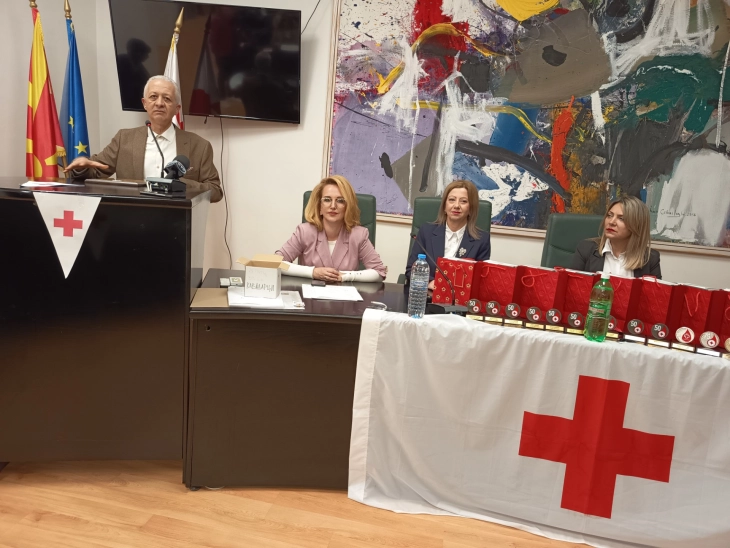 Во Кавадарци доделени јубилејни признанија за крводарители кои дарувале крв 25, 50, 75 и 100 пати