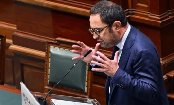 Белгиски пратеник говори веќе 26 часа во обид да блокира усвојување на Предлог-закон