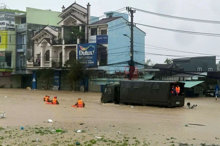 Најмалку 15 загинати во Виетнам поради обилни дождови и свлечишта
