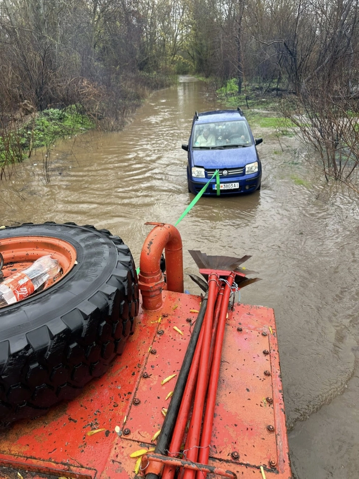 Пожарникарите извлекоа две лица заглавени во автомобил во надојдената вода на Пчиња кај Стрновац