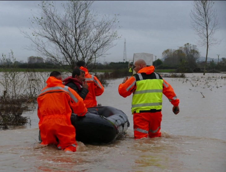 Во Албанија невремето предивика големи проблеми