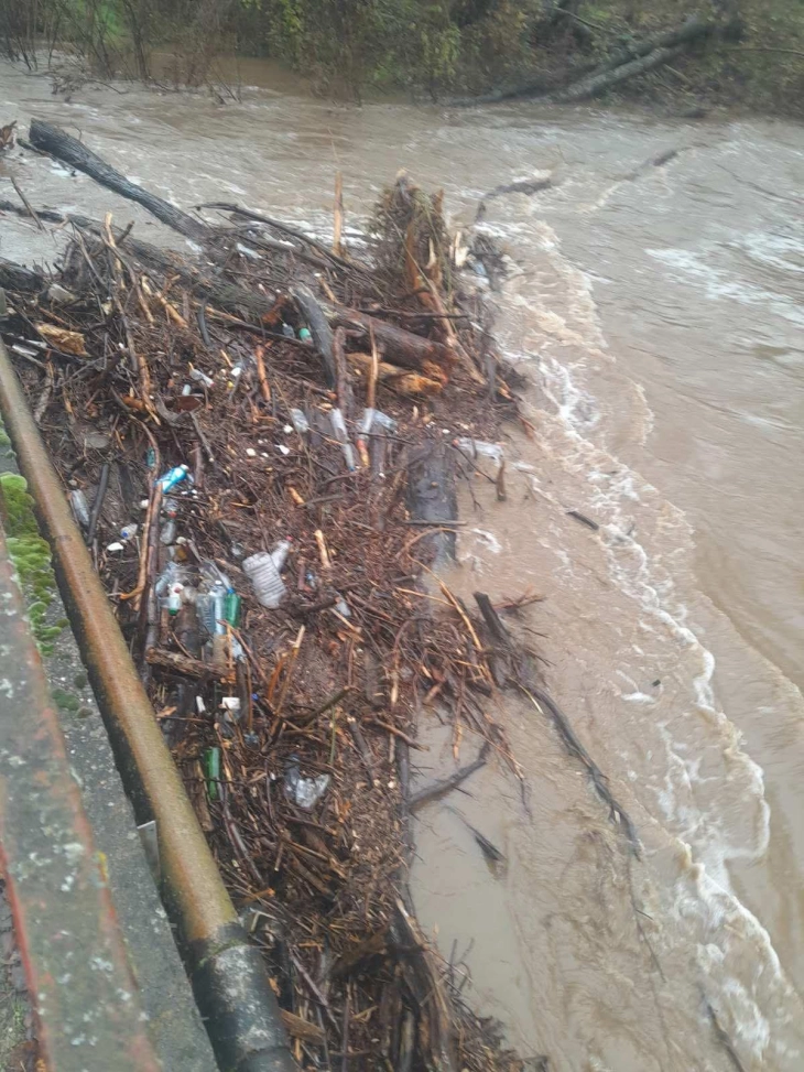 Пчиња се излеа кај Пелинце и Стрновац, не се зафатени куќи или викендици