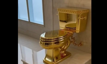 Златната тоалет-школка на Кателан продадена за 12 милиони долари