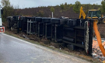 Во сообраќајка на патот Валандово-Дојран загина мигрантка од Кина, седуммина се повредени