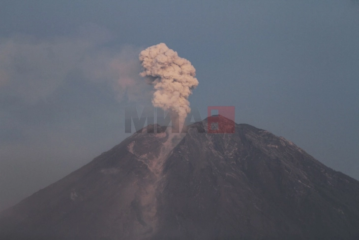 Еруптира индонезискиот вулкан Семеру