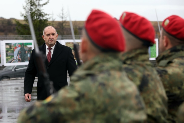 Доблеста на бугарскиот војник е вечен симбол на храброст и самоодрекување, рече Румен Радев пред Пантеонот на загинатите во Српско-бугарската војна