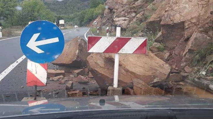 Shembje të gurëve në rrugën Mavrovë-Dibër, te fshati Vërbjan, komunikacioni po zhvillohet në një korsi