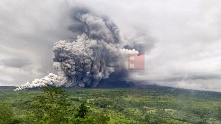 Повеќе од 900 лица евакуирани по ерупцијата на вулканот Семеру во Индонезија