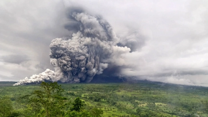 Më shumë se 900 persona janë evakuuar pas erupsionit në vullkanin Semeru në Indonezi