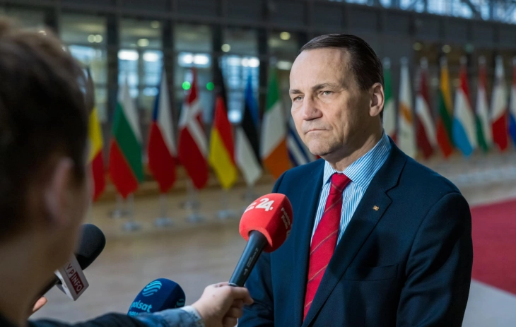 Сикорски: Европа мора да биде консултирана за секој мировен план за Украина