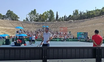 Грчкиот тенисер Циципас казнет поради возење со 210 километри на час