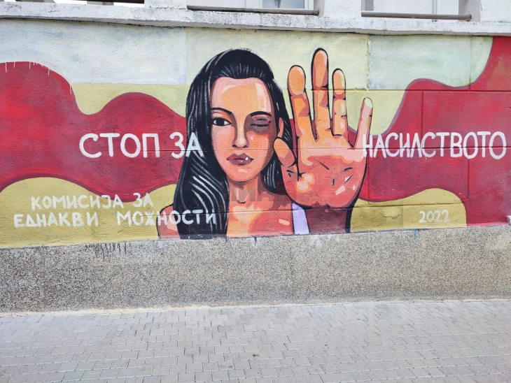 Девојка од Србија пријавила возач на такси во Скопје за допирање по телото и бакнување