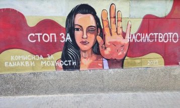 Девојка од Србија пријавила возач на такси во Скопје за допирање по телото и бакнување