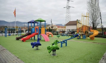 Ново детско игралиште и реконструиран плоштад во Бутел