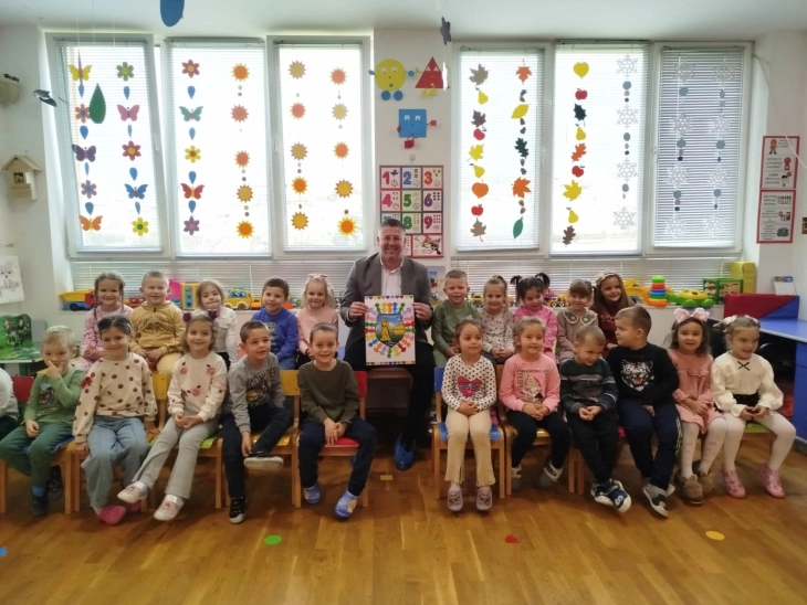 Градоначалникот Гоцевски во посета на дечињата од детската градинка „Весели цветови“